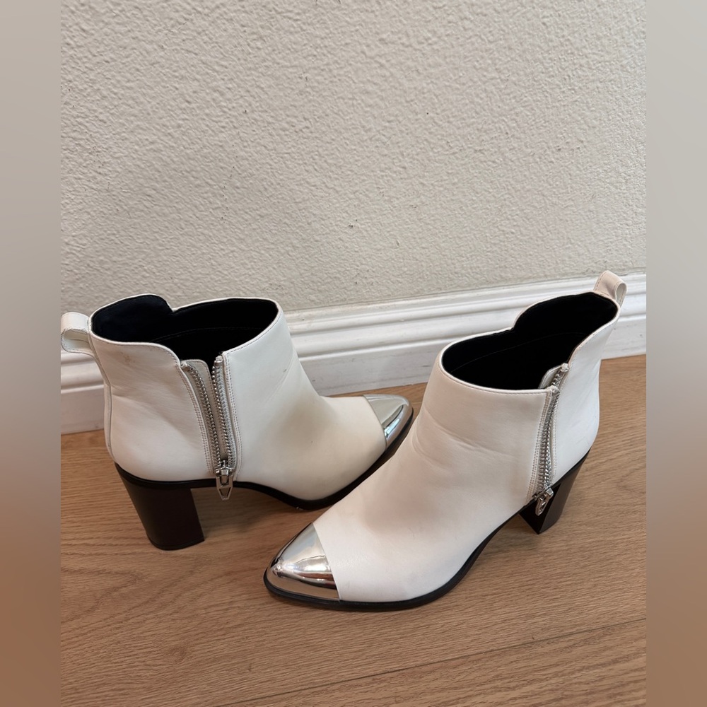 Katy Perry White Ankle Boots Silver Metal Toe Western Booties Size 8 - Picture 9 of 9